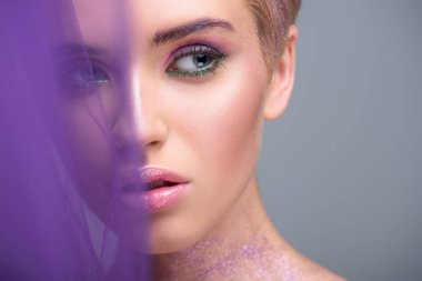 çekici kadın boyun uzakta gri izole görünümlü menekşe glitter