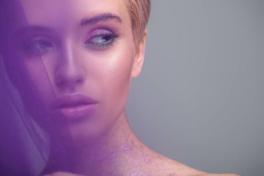 uzak gri izole mor makyaj seyir çekici kadınla