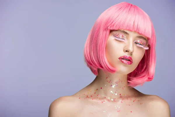ピンクの髪と紫に分離されて目を閉じて立っている長いまつげ魅力的な女性 — ストック写真