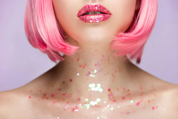 ピンク髪と唇とバイオレットに分離された首のきらめきを持つ女性のトリミングされた画像 — ストック写真