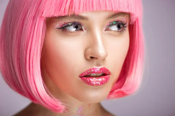 Tiro Cabeça Mulher Atraente Com Cabelo Rosa Brilho Rosto Olhando — Fotografia de Stock