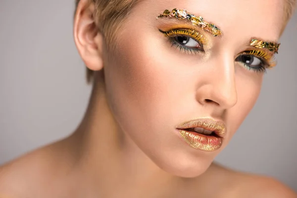 Atractiva Mujer Con Brillo Dorado Cara Mirando Cámara Aislada Gris — Foto de Stock