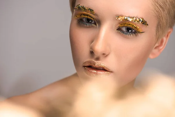 Güzel Bir Kadınla Altın Parlak Parıltı Yüzünde Gri Izole Kamera — Stok fotoğraf