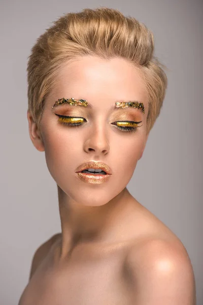 Hermosa Chica Con Maquillaje Brillante Dorado Mirando Hacia Abajo Aislado — Foto de Stock