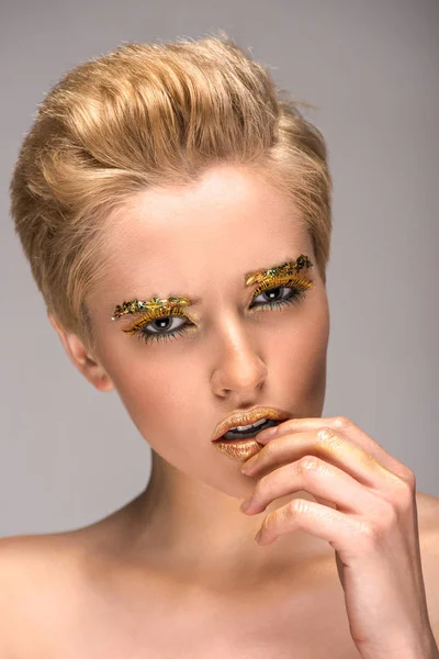 Attraktive Frau Mit Goldenem Glitzern Gesicht Die Lippen Berührt Und — Stockfoto