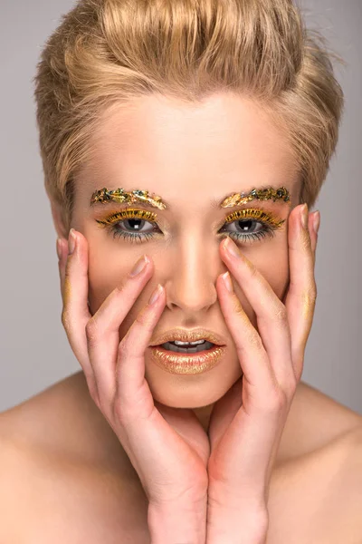 Menina Bonita Com Dourado Brilhante Maquiagem Tocando Rosto Isolado Cinza — Fotografia de Stock