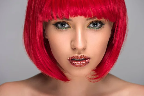 Portrét Krásné Ženy Červenými Vlasy Třpytky Obličej Při Pohledu Fotoaparát — Stock fotografie