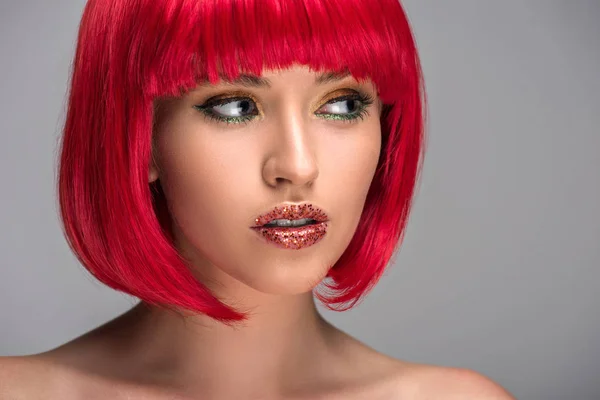 Kızıl Saçlı Glitter Uzağa Arıyorsunuz Yüz Çekici Kadın Portresi Gri — Stok fotoğraf