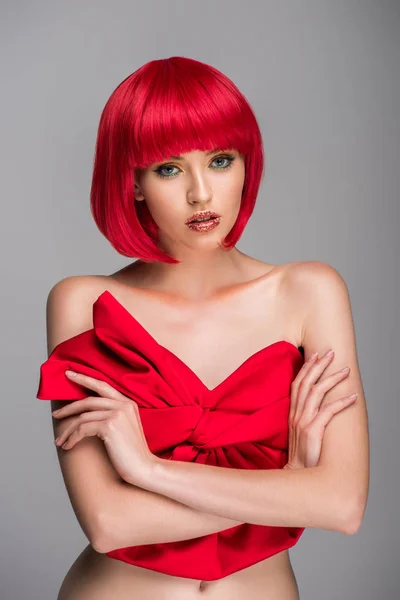 Atrakcyjna Kobieta Rude Włosy Czerwone Góry Stojący Skrzyżowanymi Rękami Szarym — Zdjęcie stockowe