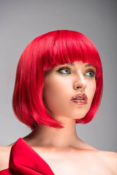 Visão Baixo Ângulo Mulher Atraente Com Cabelo Vermelho Brilho Rosto — Fotografia de Stock