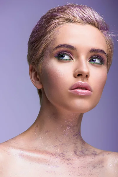Mulher Atraente Com Brilho Violeta Pescoço Cabelo Curto Olhando Para — Fotografia de Stock
