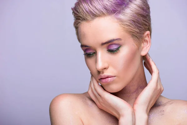 Atractiva Mujer Con Brillo Violeta Cuello Pelo Corto Mirando Hacia — Foto de Stock