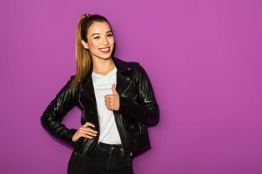 başparmak gösterilmesini ve violet izole kamera gülümseyen güzel şık Asyalı kız