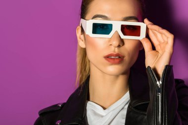 3d gözlük violet izole kamera bakıyor güzel genç Asyalı kadın