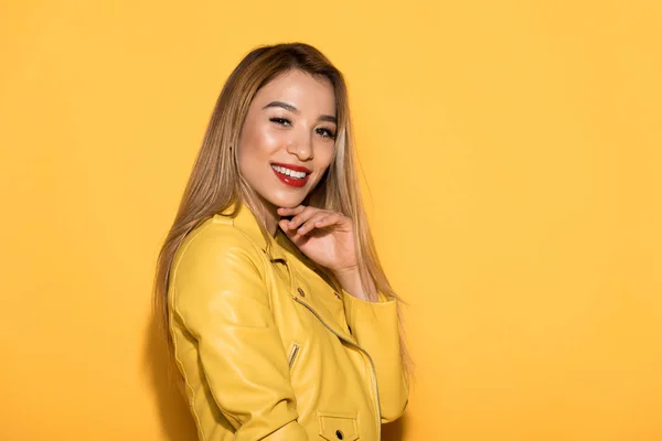 Sonriente Asiático Elegante Mujer Cuero Chaqueta Pie Sobre Amarillo Fondo —  Fotos de Stock