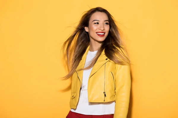 Sorrindo Asiático Fêmea Modelo Posando Amarelo Fundo — Fotografia de Stock