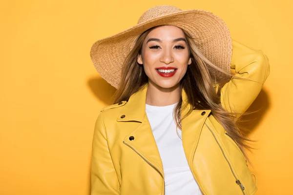 Χαμογελώντας Κομψή Γυναίκα Της Ασίας Ψάθινο Καπέλο Κίτρινο Φόντο — Φωτογραφία Αρχείου