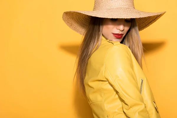 Ελκυστικό Ασίας Θηλυκό Μοντέλο Ψάθινο Καπέλο Θέτοντας Κίτρινο Φόντο — Φωτογραφία Αρχείου