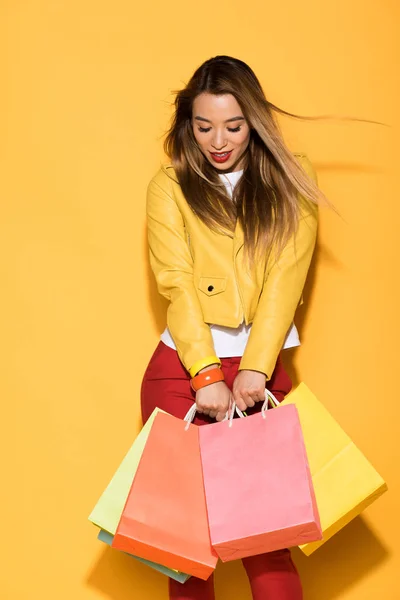 Jeune Femme Asiatique Avec Des Sacs Provisions Sur Fond Jaune — Photo