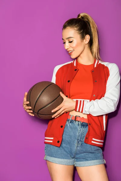 Bela Sorrindo Asiático Menina Segurando Bola Basquete Isolado Violeta — Fotografia de Stock