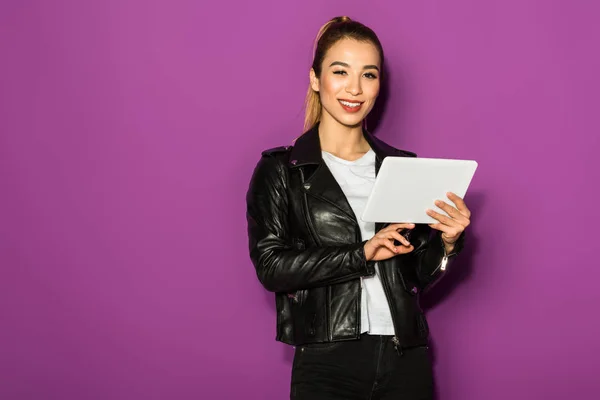 Hermosa Con Estilo Asiático Chica Usando Digital Tablet Sonriendo Cámara —  Fotos de Stock