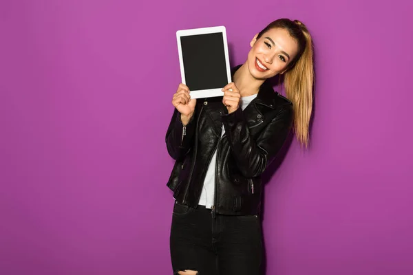 Bela Jovem Segurando Tablet Digital Sorrindo Para Câmera Isolada Violeta — Fotografia de Stock