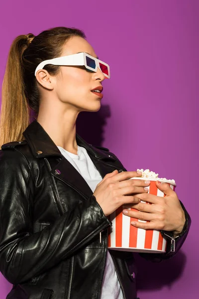 Beautiful Young Woman Glasses Holding Box Popcorn Looking Away Isolated — Free Stock Photo