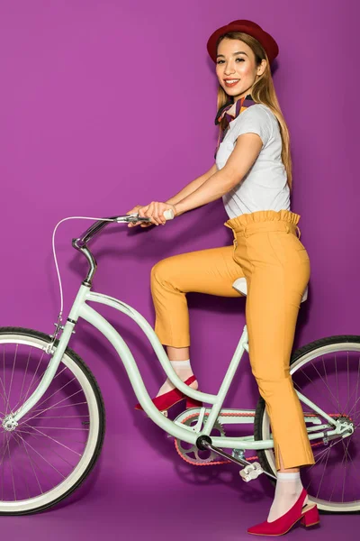 Longitud Completa Vista Feliz Elegante Chica Asiática Montar Bicicleta Sonriendo — Foto de Stock