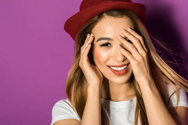 Retrato Hermosa Joven Asiática Mujer Sombrero Sonriendo Cámara Aislada Violeta — Foto de Stock