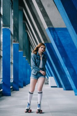 denim giyim ve yüksek çorap paten rahat şık genç kadın