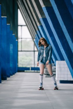 denim giyim ve yüksek çorap paten rahat şık genç kadın