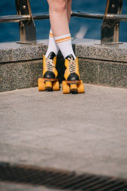 Kırpılan kız çorap ve vintage tekerlekli paten ayakta Caddesi üzerinde doz