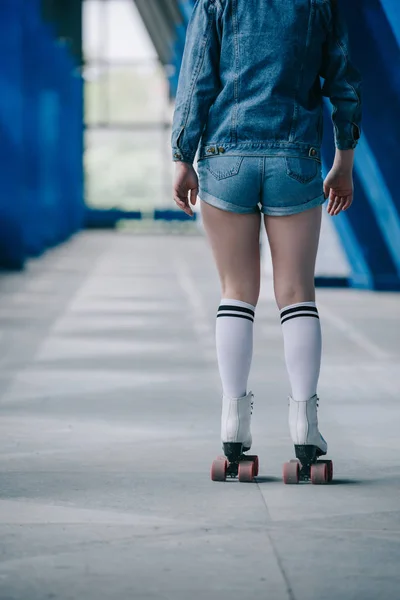 Achteraanzicht Van Modieuze Vrouw Denim Kleding Alleen Hoge Sokken Rolschaatsen — Stockfoto
