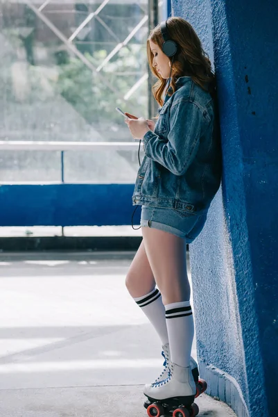 Kulaklıklar Denim Giyim Yüksek Çorap Smartphone Kullanarak Paten Şık Kadın — Stok fotoğraf