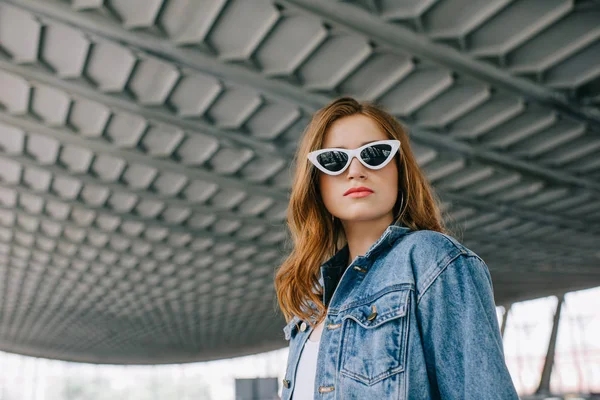 Denim Giyim Retro Güneş Gözlüğü Genç Moda Kadın Portresi — Stok fotoğraf