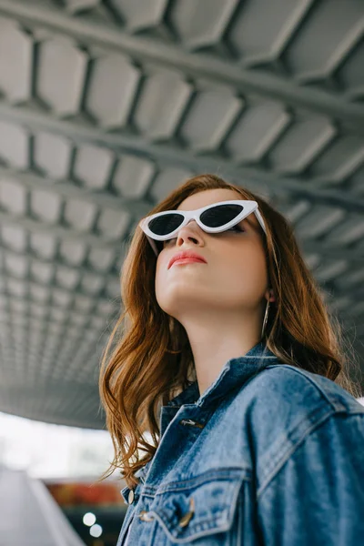 Vista Ángulo Bajo Joven Mujer Moda Ropa Mezclilla Gafas Sol — Foto de stock gratis