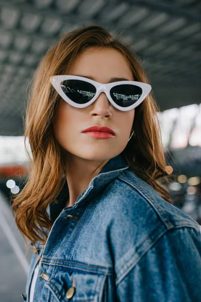 Porträtt Ung Modern Kvinna Denim Kläder Och Retro Solglasögon — Stockfoto