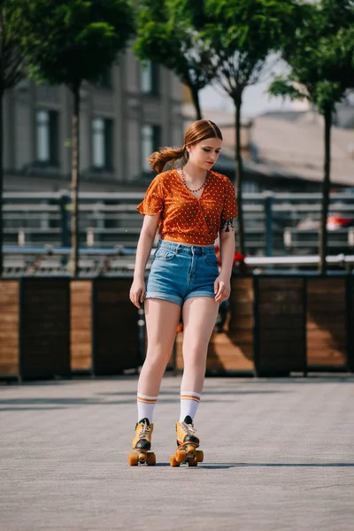 Mooie Stijlvolle Meisje Denim Shorts Rolschaatsen Straat — Stockfoto