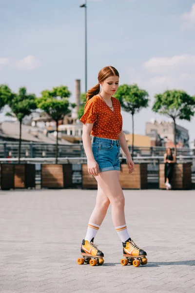 Visão Comprimento Total Menina Atraente Calções Jeans Patinação Rolo Rua — Fotografia de Stock