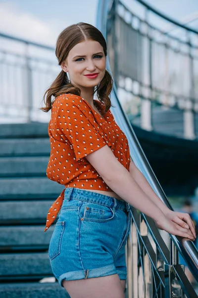 Beautiful Stylish Girl Denim Shorts Standing Stairs Smiling Camera — Free Stock Photo