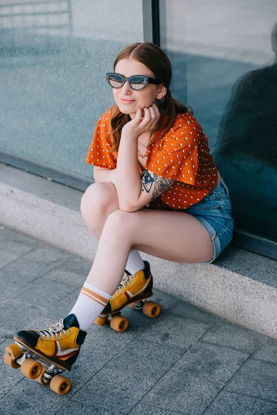 Hoge Hoekmening Van Stijlvolle Lachende Meisje Zonnebrillen Rolschaatsen Zitten Weg — Stockfoto