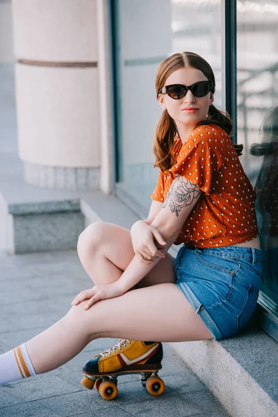 Chica Con Estilo Patín Gafas Sol Sentado Escalera Mirando Cámara — Foto de stock gratis