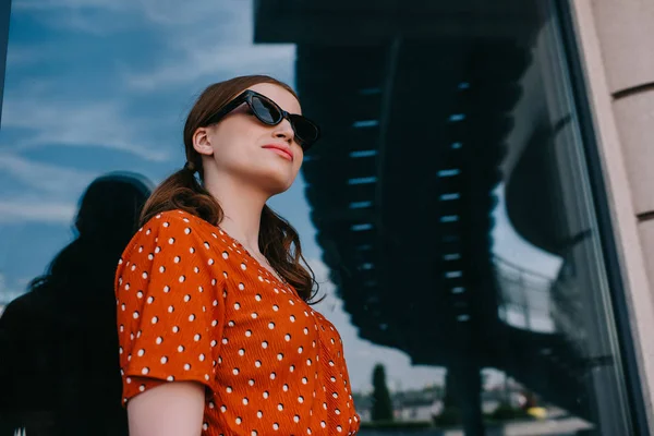 Vista Ángulo Bajo Hermosa Chica Elegante Gafas Sol Mirando Hacia — Foto de stock gratis