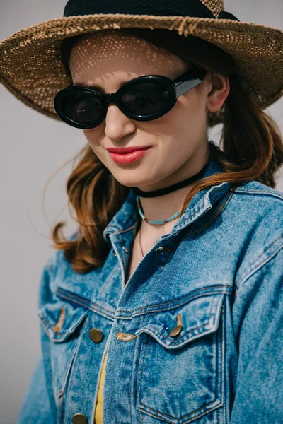 Retrato Hermosa Chica Sonriente Gafas Sol Sombrero Chaqueta Mezclilla — Foto de stock gratis