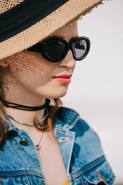 Portrait Beautiful Young Smiling Woman Hat Sunglasses Looking Away — Free Stock Photo