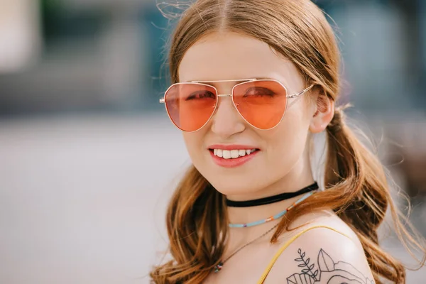Πορτρέτο Του Όμορφη Κοπέλα Γυαλιά Ηλίου Χαμογελά Στη Φωτογραφική Μηχανή — Φωτογραφία Αρχείου