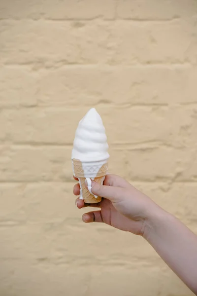 Nahaufnahme Teilansicht Des Mädchens Mit Leckerem Eis Waffelkegel — Stockfoto