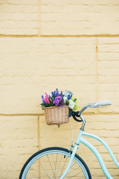 Vista Cerca Bicicleta Con Hermosas Flores Colores Cesta Cerca Pared — Foto de Stock