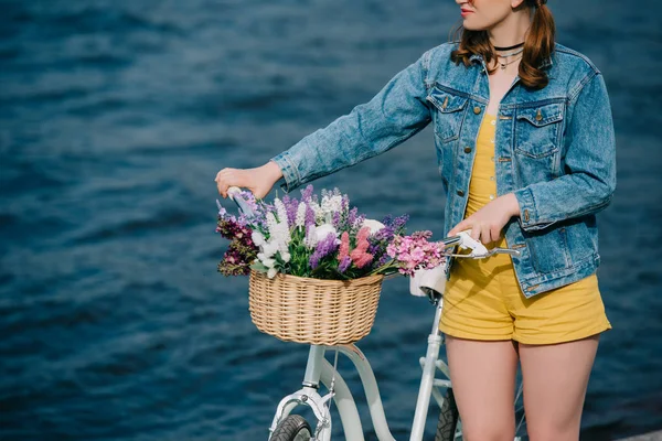 Cropped Shot Girl Standing Bicycle Looking River — Stock Photo, Image