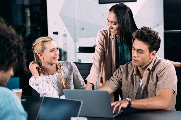 Colegas Negocios Multiculturales Que Trabajan Hablan Mesa Con Ordenadores Portátiles — Foto de Stock